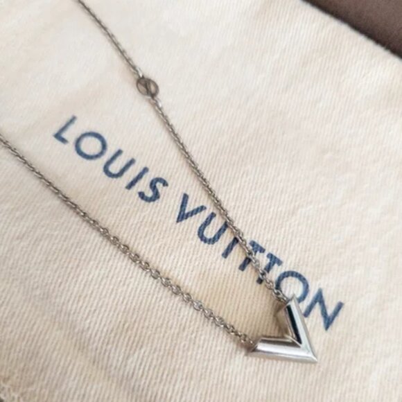 Louis Vuitton SILVER TONE Metal Essential V Necklace with Box and Dustbag EUC - Picture 5 of 10
